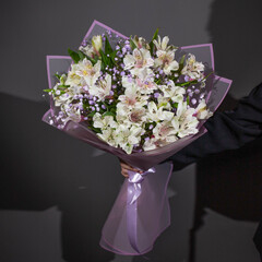 Букет Белых Альстромерии с сиреневой гипсофилой