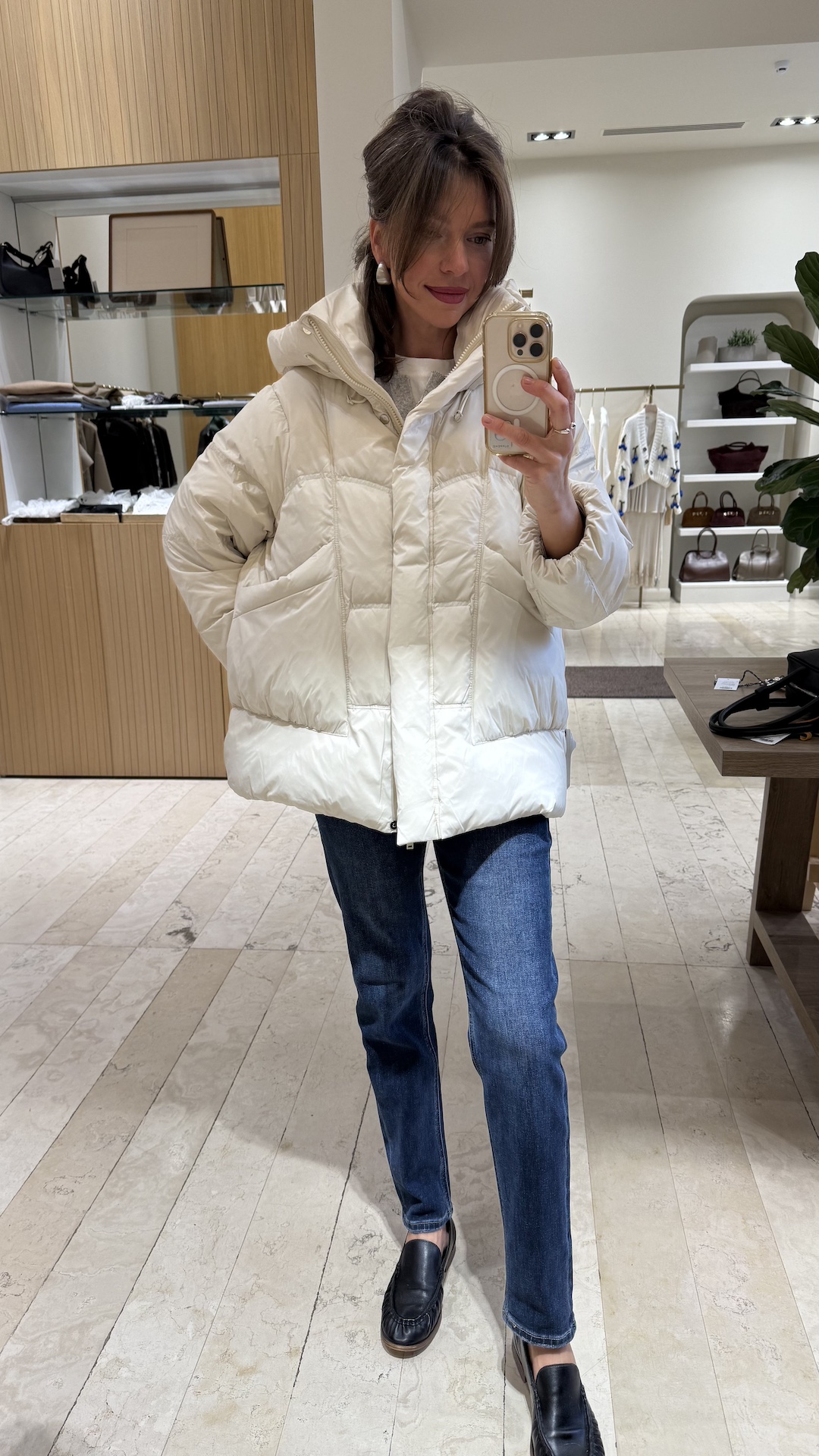 Пуховик с объёмным капюшоном