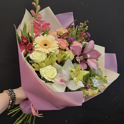 Букет из орхидей, герберы и альстромерий