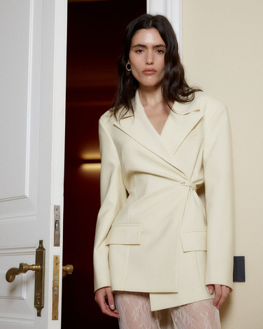 Жакет на пояске из шерсти белый шоколад