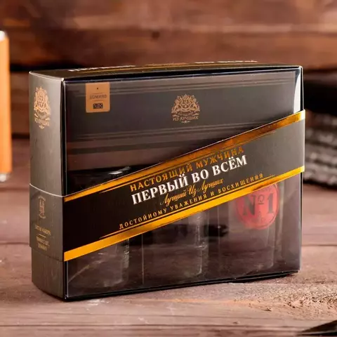 Подарочный набор Первый во всем, рюмки и домино