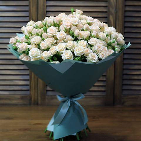 Букет 29 кремовых кустовых роз 