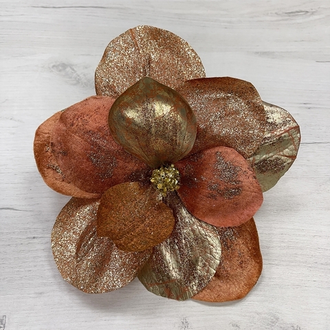 Цветок магнолия на клипсе 20см ChristmasDeLuxe лососевая/золотая