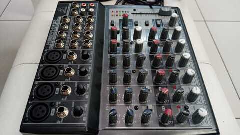 Behringer 1202 - микшер,4 микр. предусилит., 4 линейных входа, эквалайзер