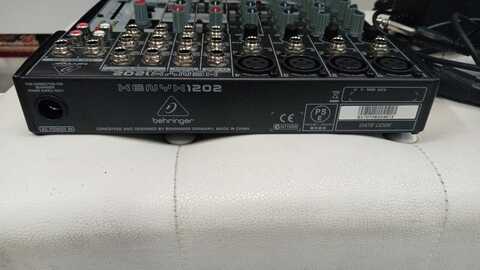 Behringer 1202 - микшер,4 микр. предусилит., 4 линейных входа, эквалайзер