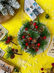 Еловая ветка с ягодами и шишками, еловая лапка искусственная, декор зимний 9 см, набор 10 шт