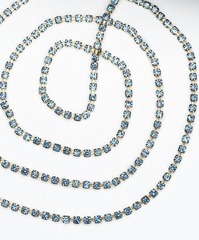 Цепь со стразами, ss 8, ш. 2,4 мм, голубой в золотой оправе