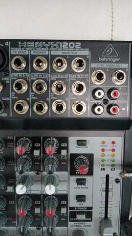 Behringer 1202 - микшер,4 микр. предусилит., 4 линейных входа, эквалайзер