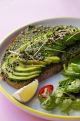 АВОКАДО ТОСТ НА ГРЕЧНЕВОМ ХЛЕБЕ С ПЕСТО