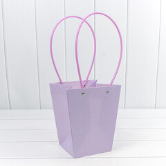 
          Пакет подарочный 20х17х12см Ваза для цветов (Сиреневый)