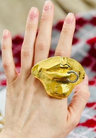 Кольцо ГУБЫ с пирсингом в стиле Schiaparelli