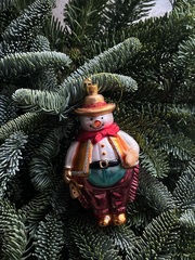 Новогодняя игрушка Снеговик спешит на бал стекло