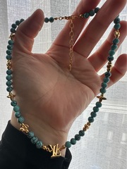 83236 - Колье-чокер в стиле LV с бусинами под бирюзу