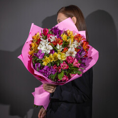 Букет Альстромерия S в ленте (11 веток)