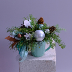 Композиция новогодняя с еловыми ветками в синей кружке