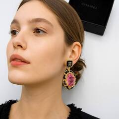 sergi-chanel-iz-latuni-s-rozovymi-vstavkami