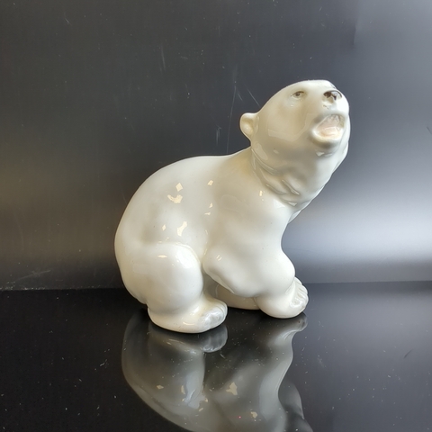 Статуэтка "Белый медведь", автор Б.Я. Воробьев, фарфор, роспись, Ленинградский фарфоровый завод (ЛФЗ), СССР, 1970-1990 гг.