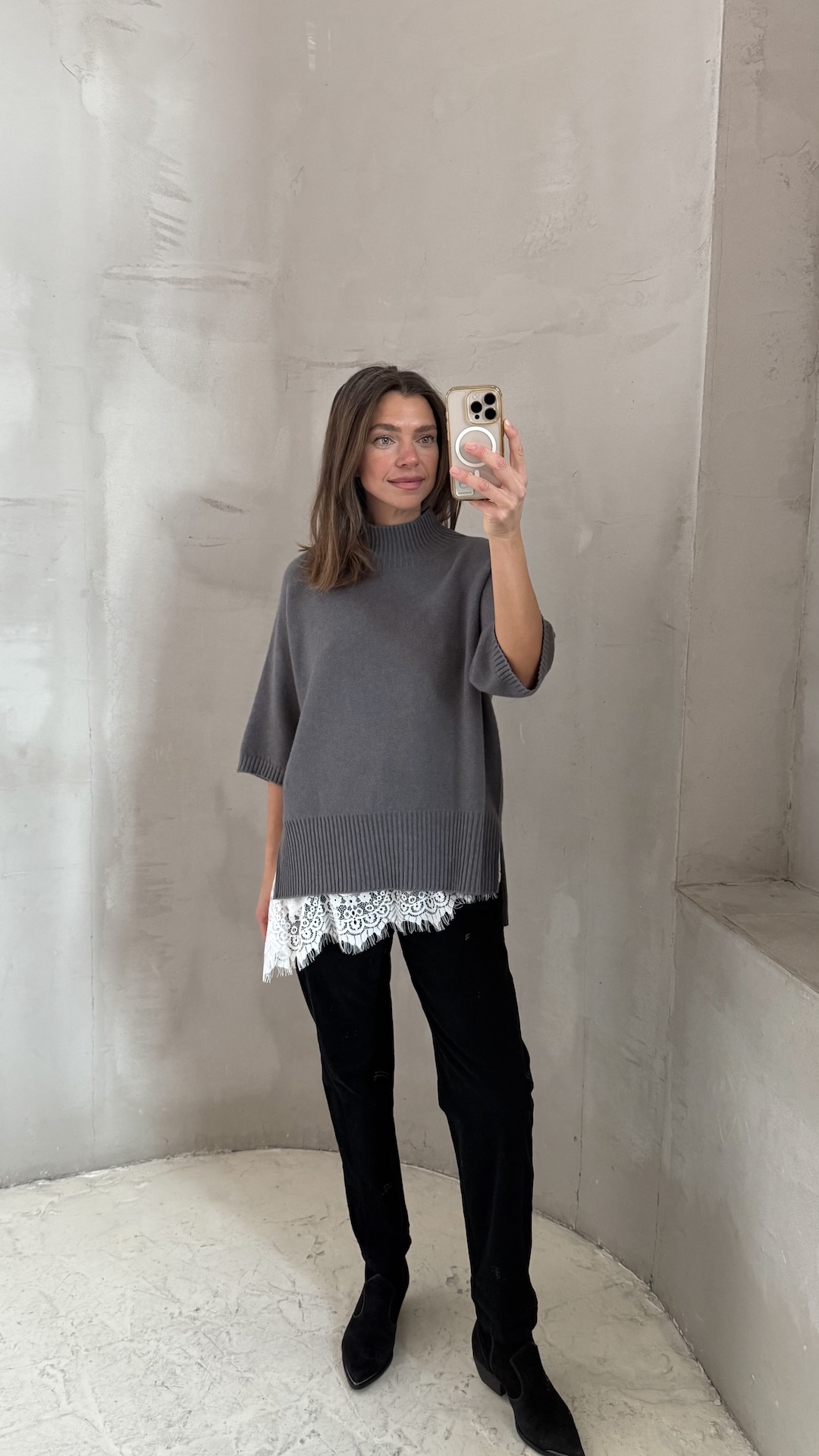 Джемпер с английской резинкой на горле и по краю