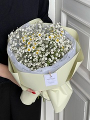 Авторский букет из ромашек и гипсофилы