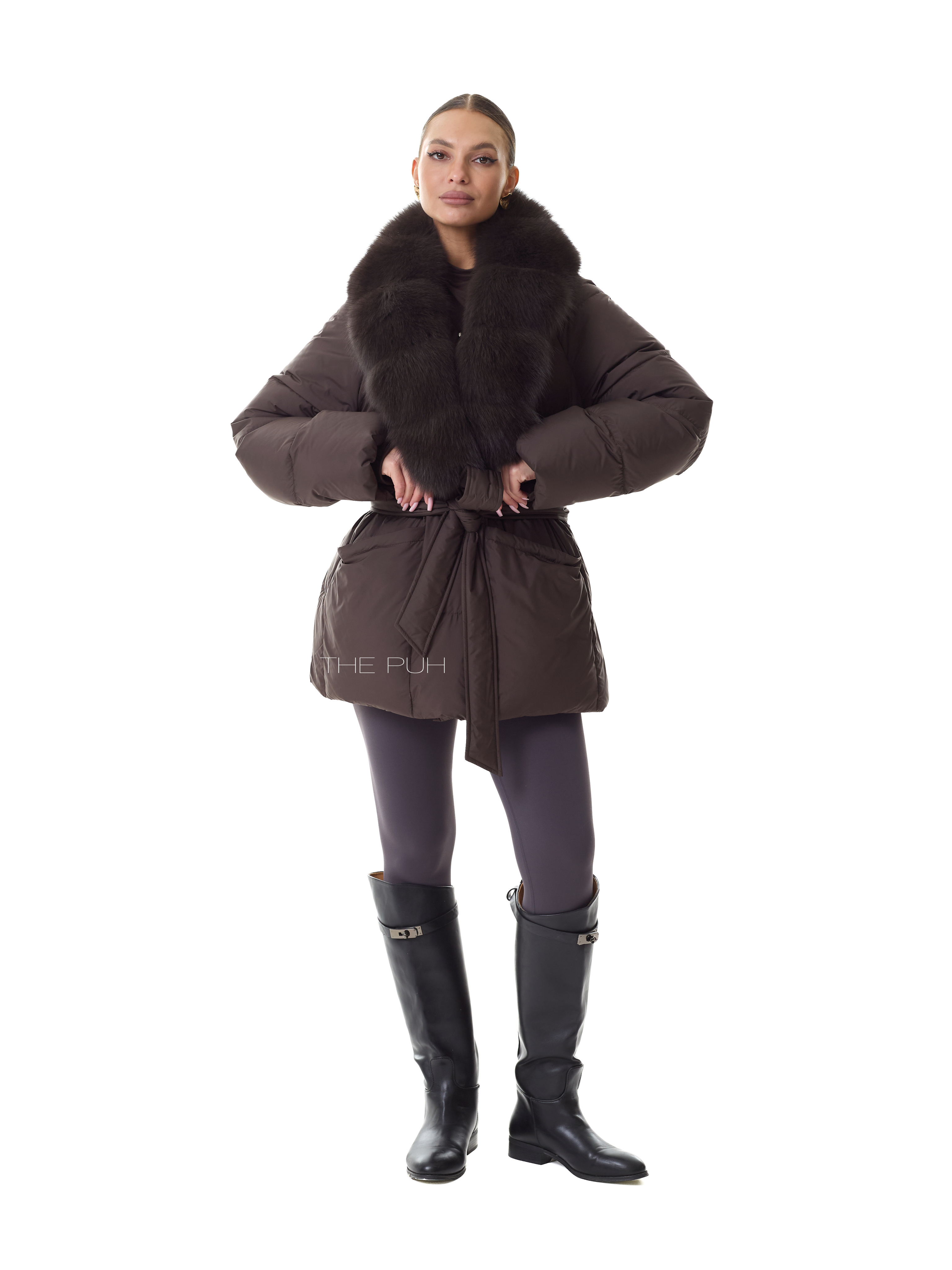 Шоколадный удлиненный пуховик с поясом и меховым воротником