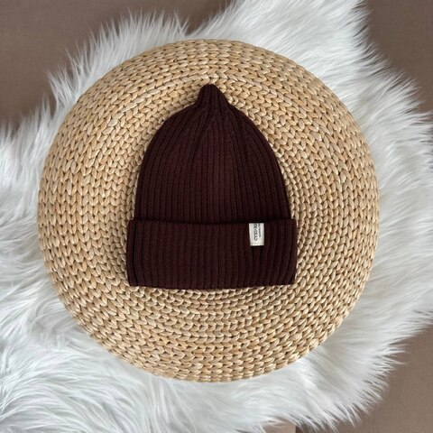 Мягкая вязаная шапочка