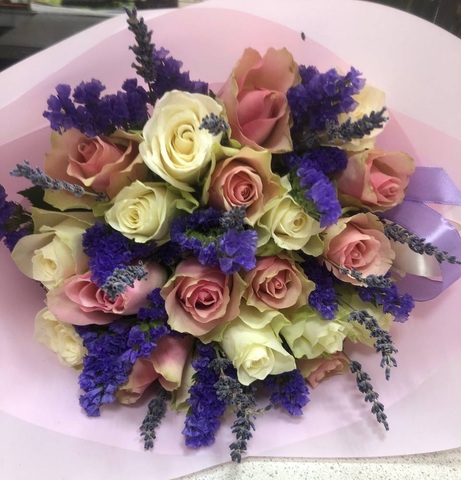 21 кенийская роза со статицей и лавандой