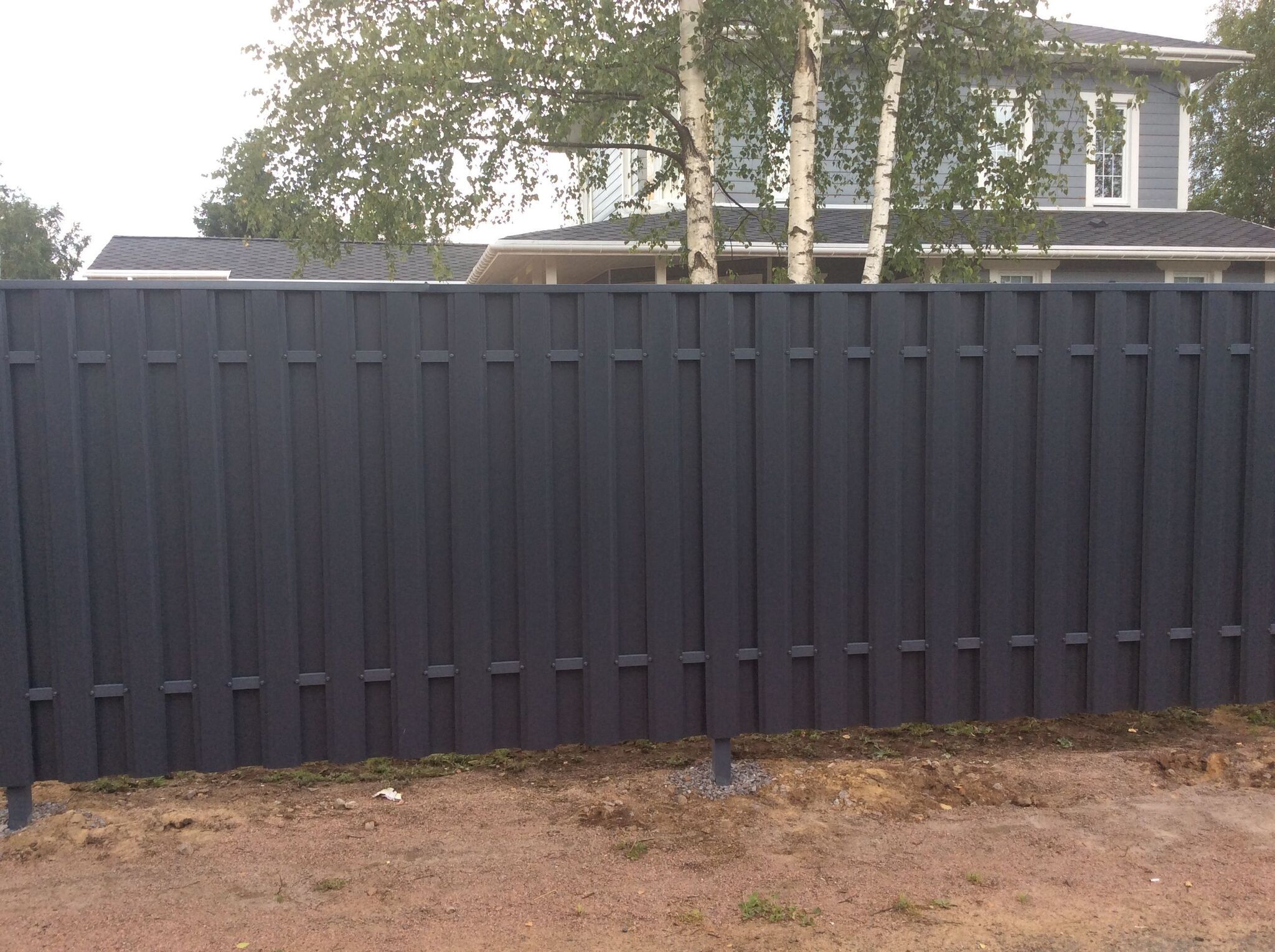 Забор из евроштакетника серый графит фото