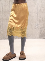 Горчичная сатиновая юбка Coline с кружевом