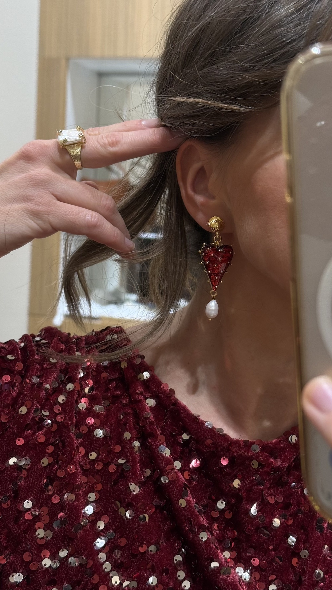 Серьги в виде красных сердец с жемчужной подвеской