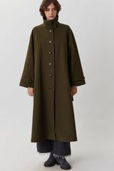 Объемное пальто зеленого цвета