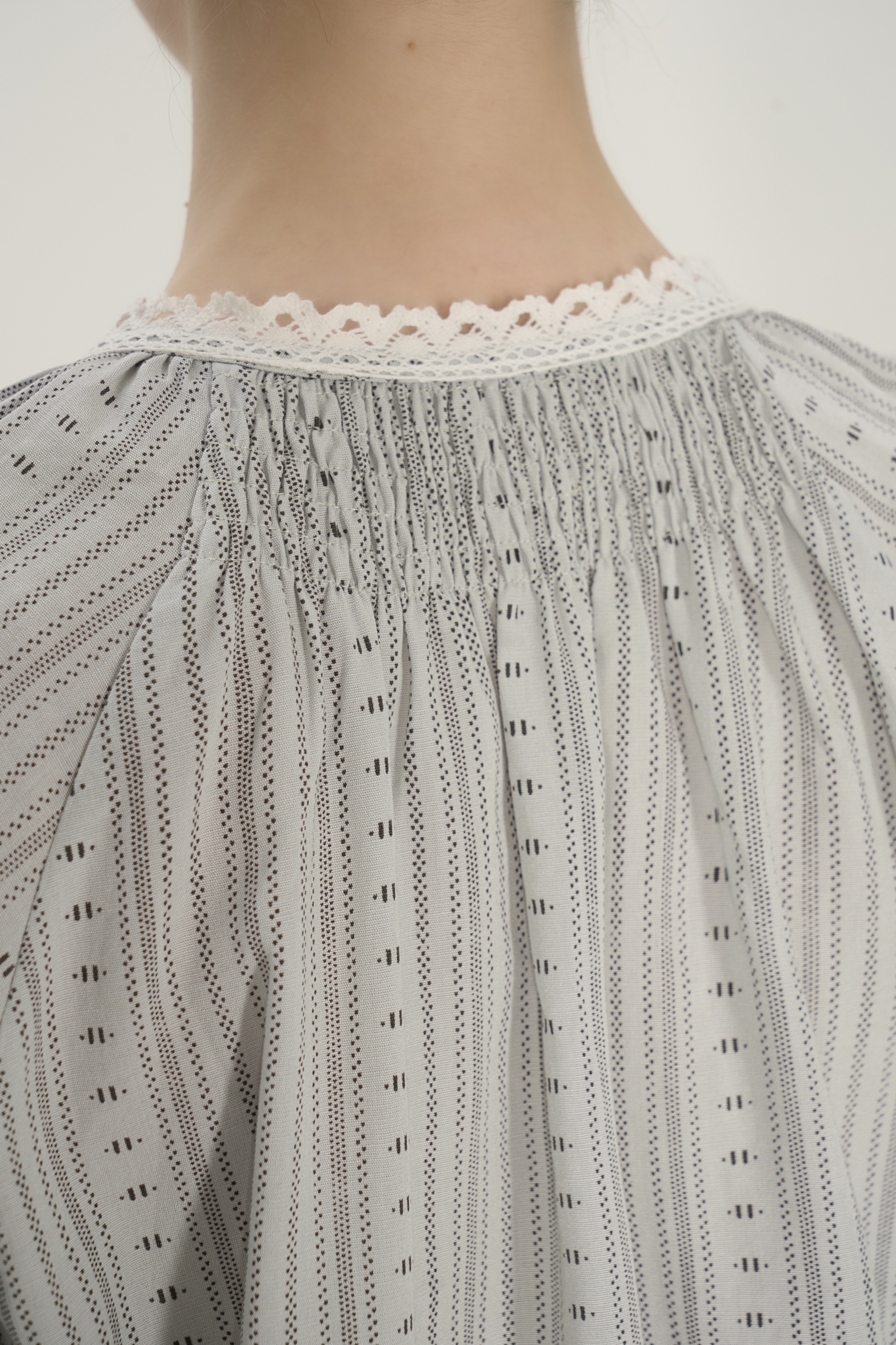 Блуза серая с кружевом