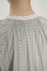 Блуза серая с кружевом