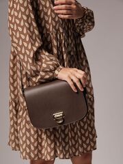 Сумка кожаная на плечо кросс-боди темно-коричневая