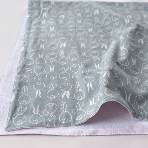 Непромокаемая пеленка из теплого хлопка "Зайки эвкалипт"