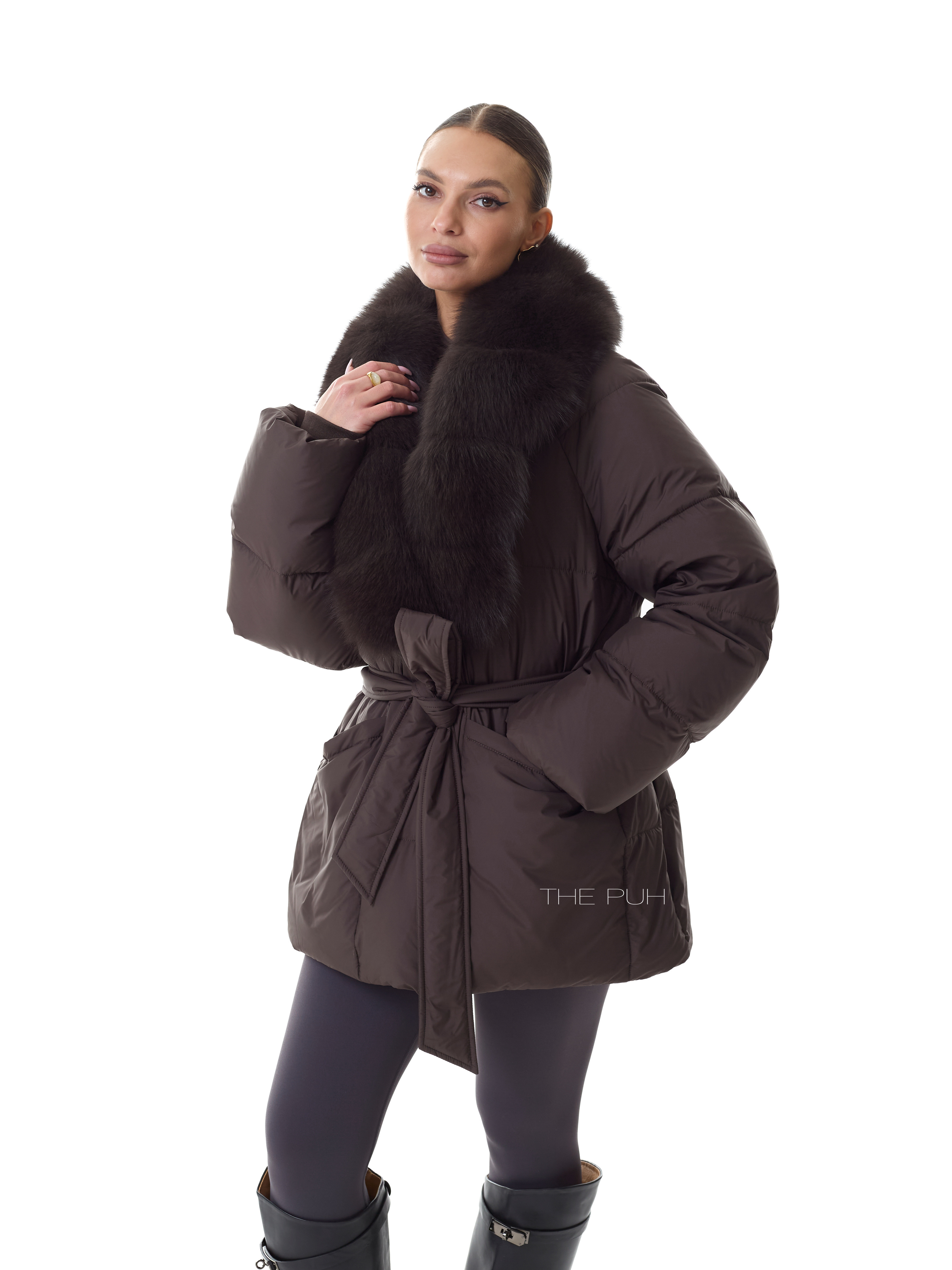 Шоколадный удлиненный пуховик с поясом и меховым воротником