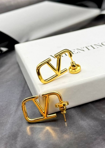 Cерьги с логотипом буквой V из латуни в стиле VALENTINO