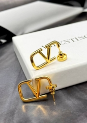 cergi-s-logotipom-bukvoj-v-iz-latuni-v-stile-valentino