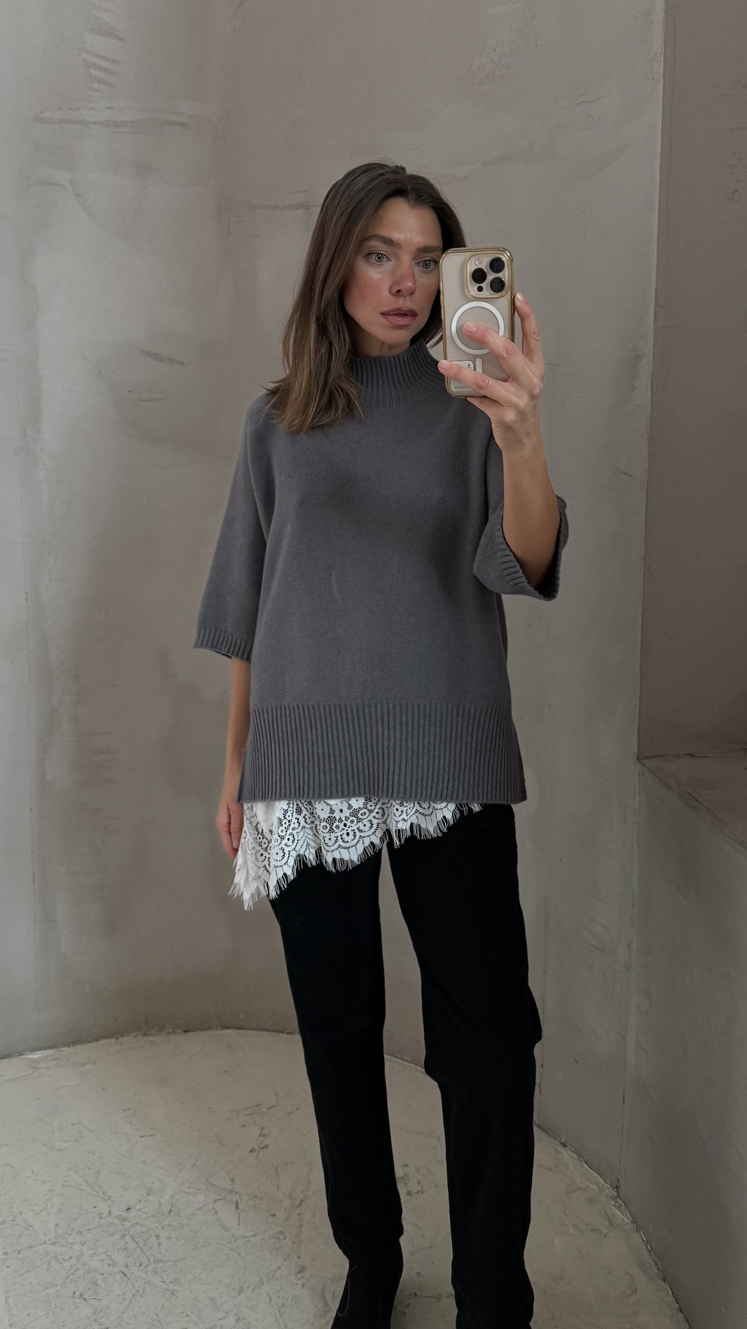 Джемпер с английской резинкой на горле и по краю