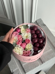 Цветочная композиция в коробке+ маракуйя в йогуртово-шоколадной глазури