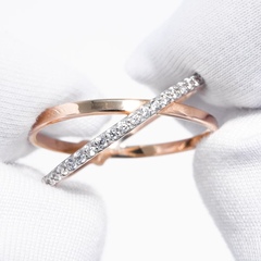 018573 - Кольцо ИКС из золота 585 пробы с дорожкой из фианитов