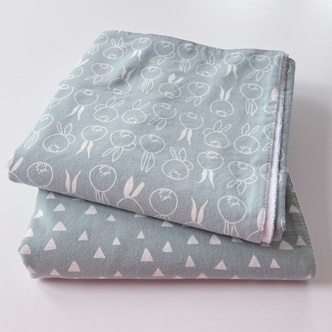 Непромокаемая пеленка из теплого хлопка "Зайки эвкалипт"