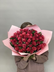 Букет 55 роз Кения 40 см в пленке розовые