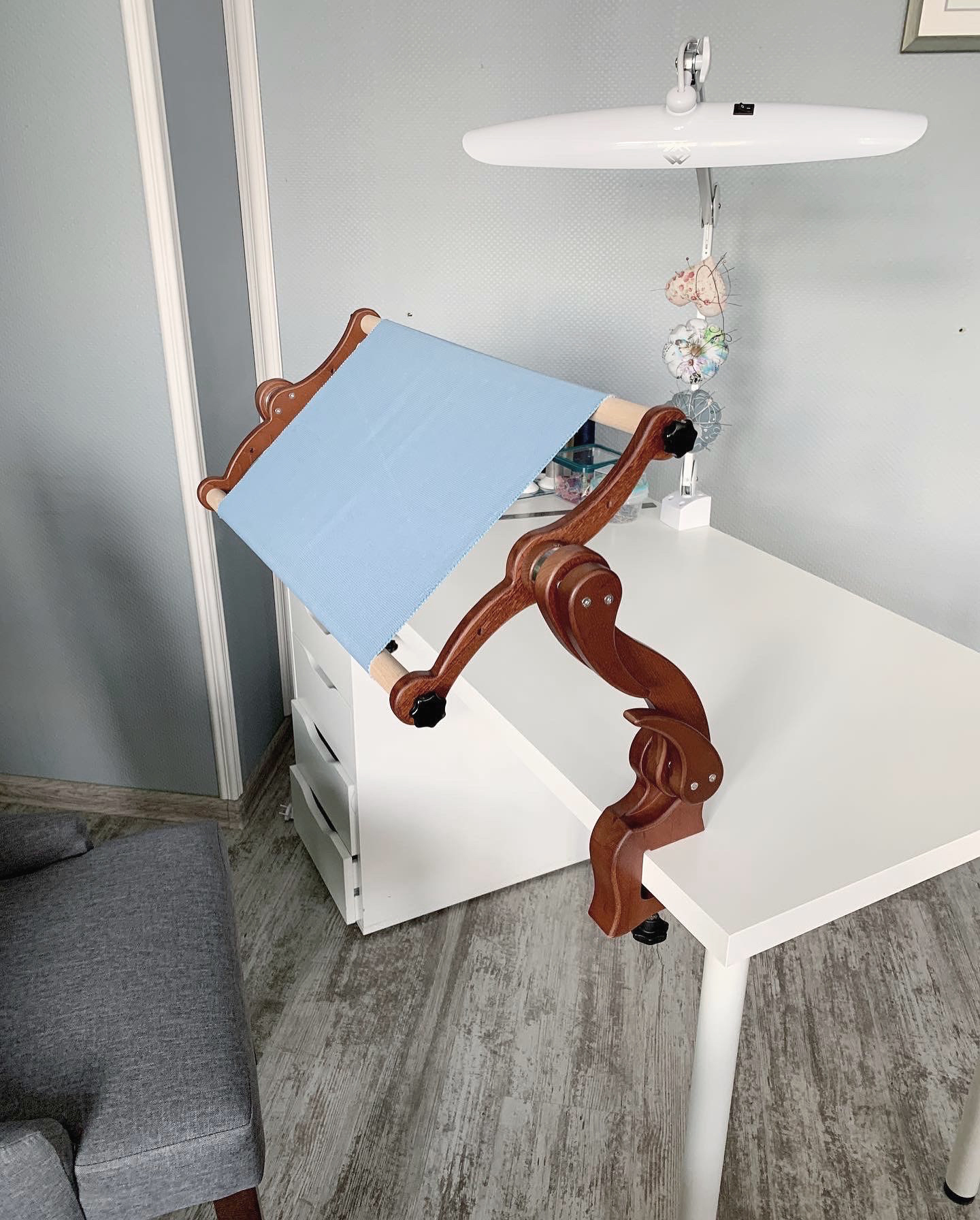 Универсальная подставка для пялец с креплением к столу