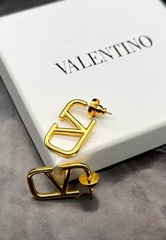 cergi-s-logotipom-bukvoj-v-iz-latuni-v-stile-valentino