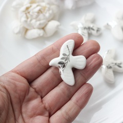 Подвеска фарфоровая Птичка (белый с серебром) 34*42 мм S039