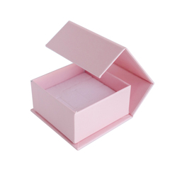 Коробка розовая, с магнитным закрыванием