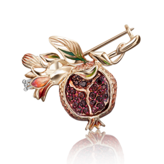 brosh-polovinka-granata-iz-zolota-585-proby-s-ehmalyu-i-naturalnymi-granatami