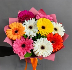 Букет из 9 гербер с веточками рускуса