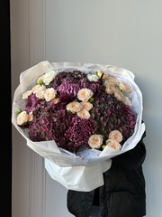 Букет из гортензии, хризантемы бигуди и кустовых пионовидных роз