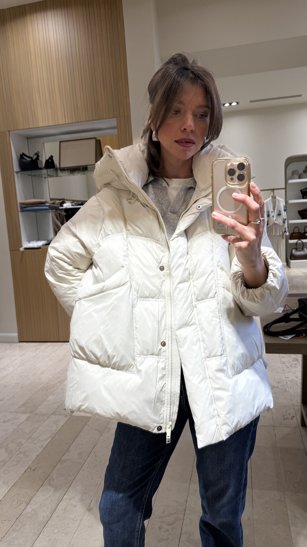 Пуховик с объёмным капюшоном